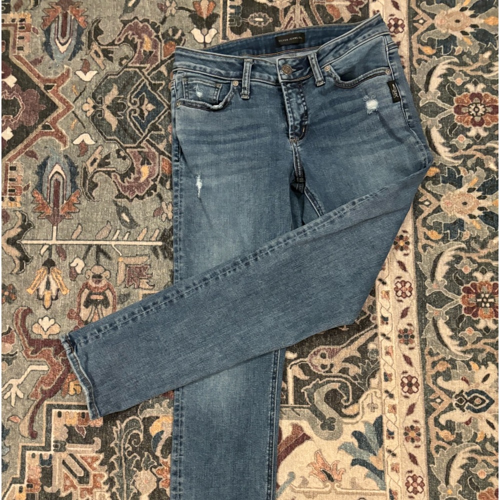 Silver Jeans Co. “suki slim” size 29.  Distressed